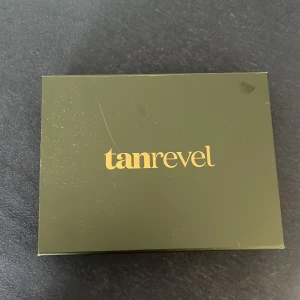 Tanrevel mini - Säljer nu min lilla format av tanrevel då jag har extra över. Den är felfri och perfekt för att få en snabb solbränna eller ta med sig den i väskan. Pris kan diskuteras vid snabba affär. Vill ni ha refill inkluderat så kan ni höra av er.