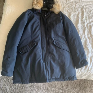 Woolrich jacka - En snygg woolrich jacka i storlek large men den passar mig och jag e ca 175. Ren och hel knappt använd.