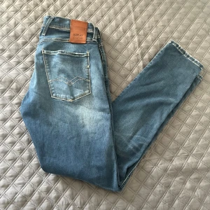 Replay anbass - Replay anbass jeans för herr.  Skick 10/10 Modell: slim fit  W 31 L 32