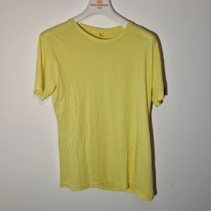 Parajumpers T-Shirt - Helt ny t-shirt. Storlek S dam. Certilogo för kontroll av äkthet