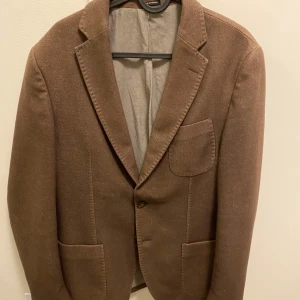 Massimo dutti kavaj - Massimo dutti kavaj i storlek 50, sitter ungefär som en large. Det är ett hål vid ena armvecket på innertyget, alltså inget man ser utifrån. Annars är kavajen i bra skick. 