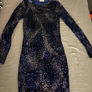  Klänning Nelly Trend - Klänning från Nelly! Formar kroppen riktigt bra, men tyvärr för liten för mig nu. Använd enstaka gång!   