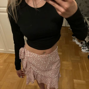 Svart o vit tröja - Flitigt använda men fortförande fina. Köp enskilda eller tillsammans