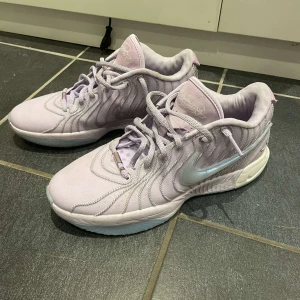 Lebron 21 - Hej! Säljer nu mina Lebron 21 som inte kommer till användning då jag tycker de sitter lite för stort. Skorna är använda väldigt fåtal gånger, ingen slitning på yttersula! Nypris 2399kr inköpta på Nikes hemsida tidig Juni. Kvitto Finns!
