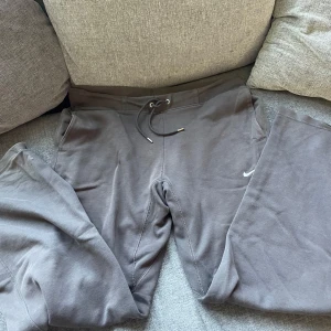 Nike mjukisbyxor  - Bruna Nike mjukisbyxor! Storlek M, jättefin färg och väldigt bekväma! Väldigt lös i passformen. 