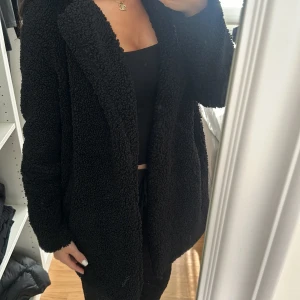 Svart kappa - I helt okej skick, några knappar är av för o knäppa men man kan sätta på egna så blir den som ny