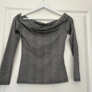 Långärmad top  - Långärmad top med ”blommigt” mönster. Köpt för något år sedan men använd få gånger, hoppas den kommer till användning någon annanstans. Mycket fint skick!😍 pris går att diskutera😚