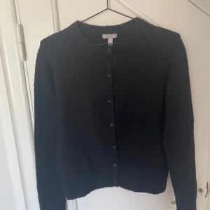 Svart stickad kofta - Lite tjockare stickad kofta i fint skick!🤍