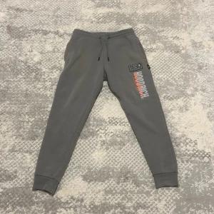 Hoodrich Byxor - Storlek S, bra skick 8/10, använd ett par gånger. Pris kan diskuteras.   Köpt för 750.  Säljer 150 då ingen köper. (Du står för frakten)