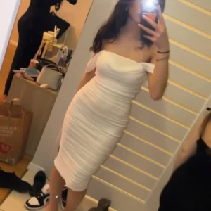 Vit festklänning - Säljer min fina vita off shoulder festklänning. Använd endast 1 gång, super fint skick!❤️