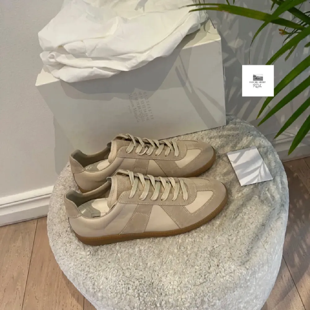 Maison margiela skor (helt nya) | Skick: 10/10 (HELT NYA) | Size - 42 | Pris - 3599kr | Nypris runt 7500kr | Fraktar via postnord eller instabox på köparens bekostnad | Hör av dig vid minsta fråga eller fundering // RDL. Skor.