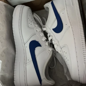 Nike air force 1 med blått Nike märke - Jätte bra. Dom är helt nya och har aldrig haft på mig dom. Förra året var dom för små och det här året va dom för stora.😭