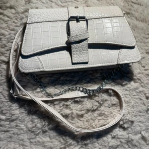 Fin väska  - Fin väska från shein använd sparsamt små tecken på användning. 