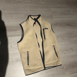 Patagonia Väst - Storlek M, beige färg, i fint skick