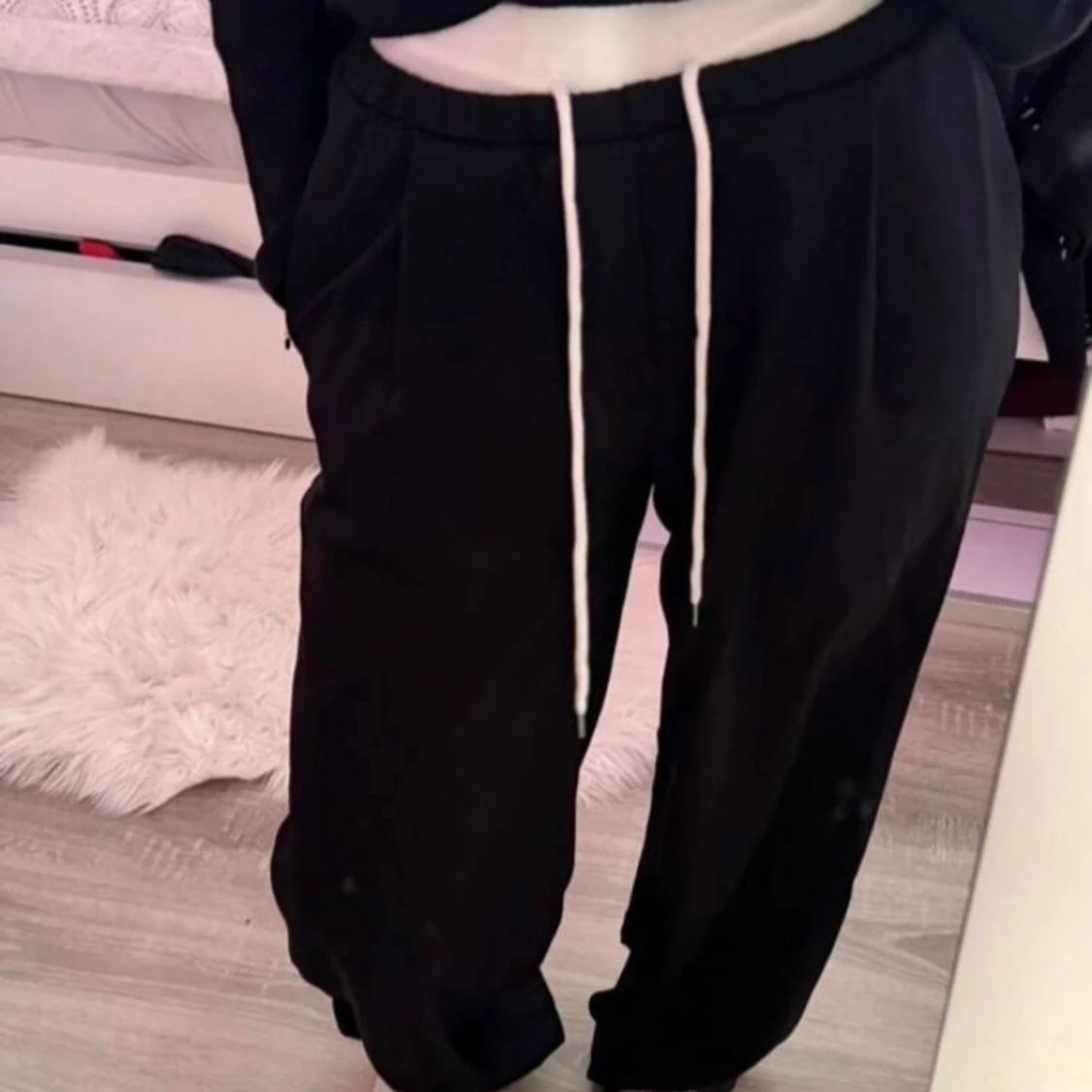 Svarta byxor med vita detaljer - 90