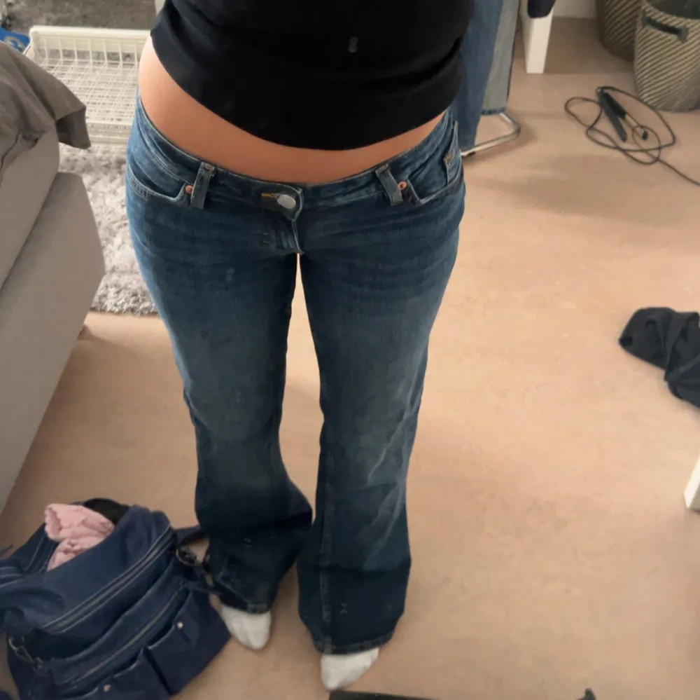 Har använt 2 ggr, säljer pga har för mycket jeans dom är i jätte bra skick och är lågmidjade.. Jeans & Byxor.