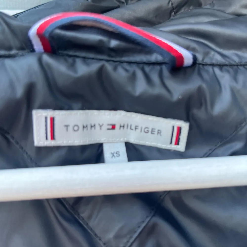 Säljer min riktigt snygga Tommy Hilfiger väst i väldigt fint skick perfekt nu till hösten, avtagbar luva. 🤩 Köpt från NK i Göteborg ordinarie pris: 2499kr mitt pris: 999kr   Vid snabb affär kan priset diskuteras  MVH Oliver. Jackor.