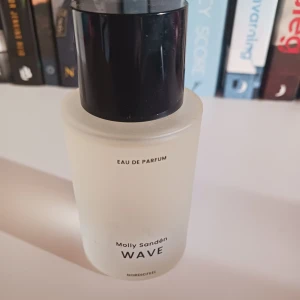 Parfym från molly sanden - Fin parfym från Molly Sanden, kostade 599kr när jag köpt den och har endast testat den en gång. 50ml, pris kan diskuteras:)