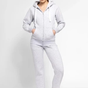 Russemerch set - Mjukis dress från russemerchs.no , Hoodie storlek S och byxor S/Long Leg Edition så passar mig som är 175. Nypris 1300, pris kan diskuteras. De är lite noppriga eftersom de blir de av redan första tvätten