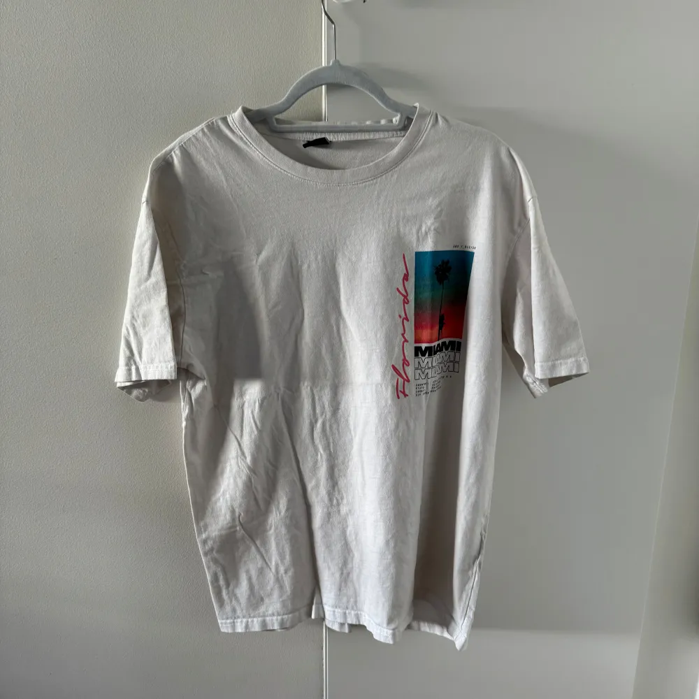 Cool design Mens t-shirt in size L . T-shirts.