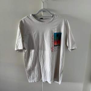 Cool design Mens t-shirt in size L 