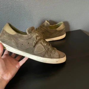 Phillipe modell mocka - Ett par snygga mocka Phillipe model skor. Inte mycket använda, 8/10 condition. Litet hål i sulan men inget man tänker på. Storlek 45. Äkta nypris ca 4000kr