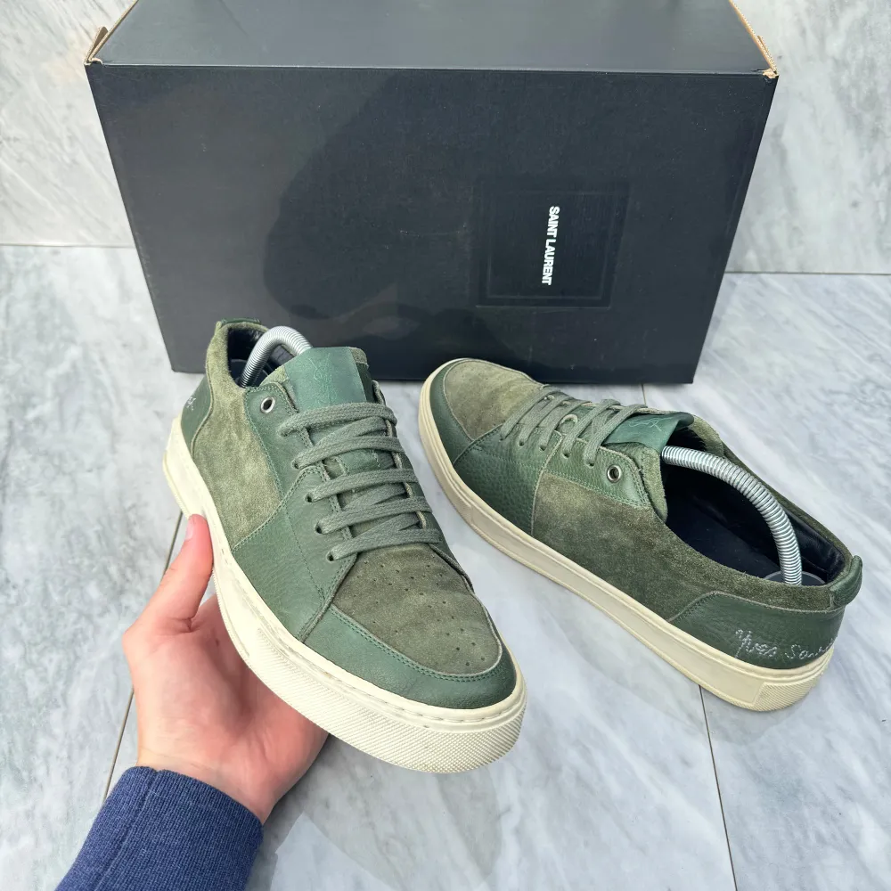 Saint Laurent sneakers | Utmärkt skick | Sitter sanningsenligt i storleken | Nypris: 6800 kr | Ingår: Saint Laurent dustbag | Frakt spårbart via Postnord eller Instabox, där köparen betalar | Tveka inte att höra av dig vid frågor📩. Skor.