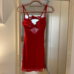 Nattklänning - Använt en gång, legat i garderoben ett tag därav lite skrynklig, storlek 80B