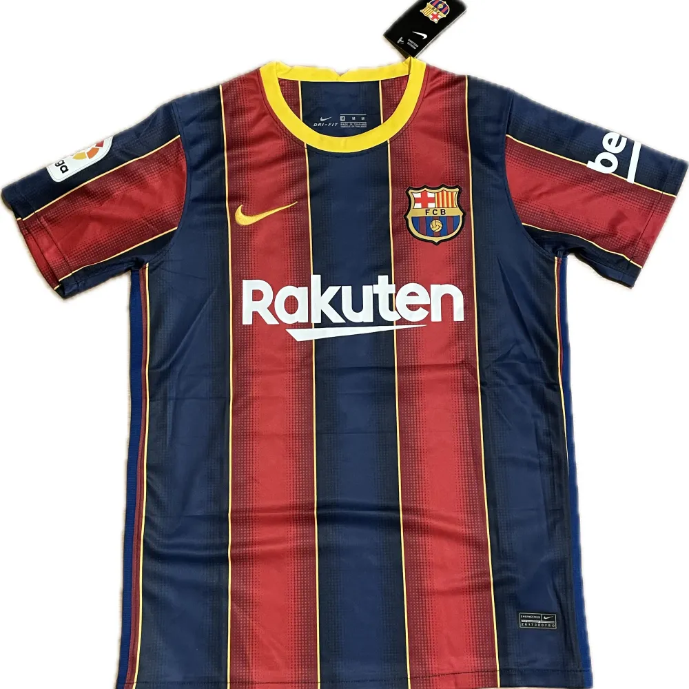 Säljer en fotbollströja från FC Barcelona med Messi #10 på ryggen från säsongen 2020/21. Den är helt ny med tags. Tröjan är en reprint. Storlek: M. Ansvarar ej för postens slarv. Endast handtvätt. Gnugga ej på blöta prints.. Sportswear.