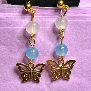 Blue butterflies🦋 - Söta guldiga örhängen med fjärilar, blå och vita pärlor. Handgjorda av mig. I rostfritt stål🦋