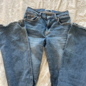 Mid waist jeans❣️ - Säljer de här midwaisted, bootcut jeansen ifrån Gina❣️ I bra skick men lite slitna nere vid fötterna💕