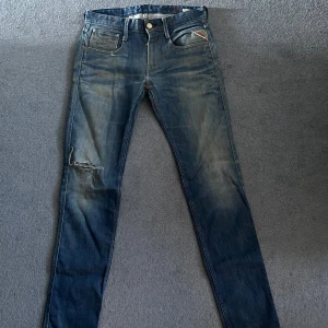 Replay anbass jeans - Säljer ett par replay anbass jeans i storlek W28 L32. Skriv gärna vid intresse eller frågor!