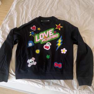 Dam tröja från Love moschino i storlek 36 / S , äkta, köpt från NK Göteborg för ca 2700kr Nyskick, använd ca 1, 2 gånger. Inget kvitto, låda eller dustbag finns tyvärr. 