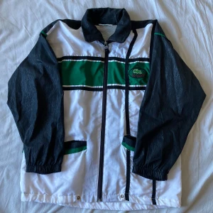 Lacoste tracksuit tröja (ge gärna bud) - Tunn luftig lacoste tröja från en outlet i canada, finns ett par byxor som kommer med men dom säljs separat. 