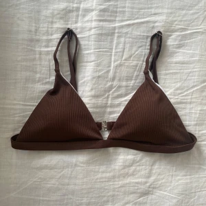 Brun bikiniöverdel - Fin bikiniöverdel perfekt till sommaren 💕 Endast testad, alltså i väldigt bra skick! Storlek M, men skriv om ni vill ha mått.
