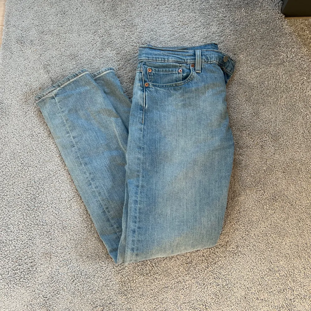 Säljer mina gamla Levis jeans i modellen 502. Skick 8/10 då de knappt e använda. Strl 31/32 men sitter mer som 31/32 . Jeans & Byxor.