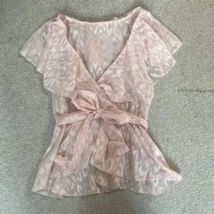 Gullig topp - Säljer denna superfina topp har aldrig använt den. Helt ny bara att de inte är prislappar kvar strolek S😋 Lånade bilder