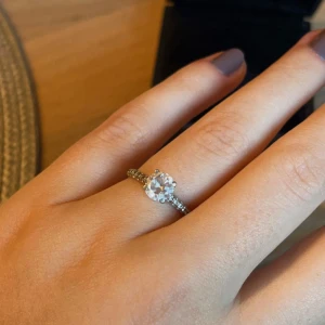 Elegant ring med stor sten från Glamira - Säljer en superfin ring i sterling silver från Glamira med en stor diamant i mitten och små diamanter längs bandet. Perfekt för speciella tillfällen eller som en lyxig vardagsaccessoar/ nyskick 12000. Ringen kommer i en snygg original box med lampa. 