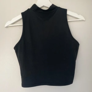 Topp - Halterneck topp från shein. Storlek S.  Använd en gång. 