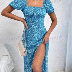 Blå klänning  - Blå klänning som är köpt på shein, lite liten i storlek därför jag säljer, så den är bara provad. 