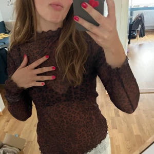 Leo & other stories - Mesh topp från & other stories⭐️⭐️⭐️⭐️fin till fest eller vanligt👊storlek 42 men jag på bilden har 36 och 38.