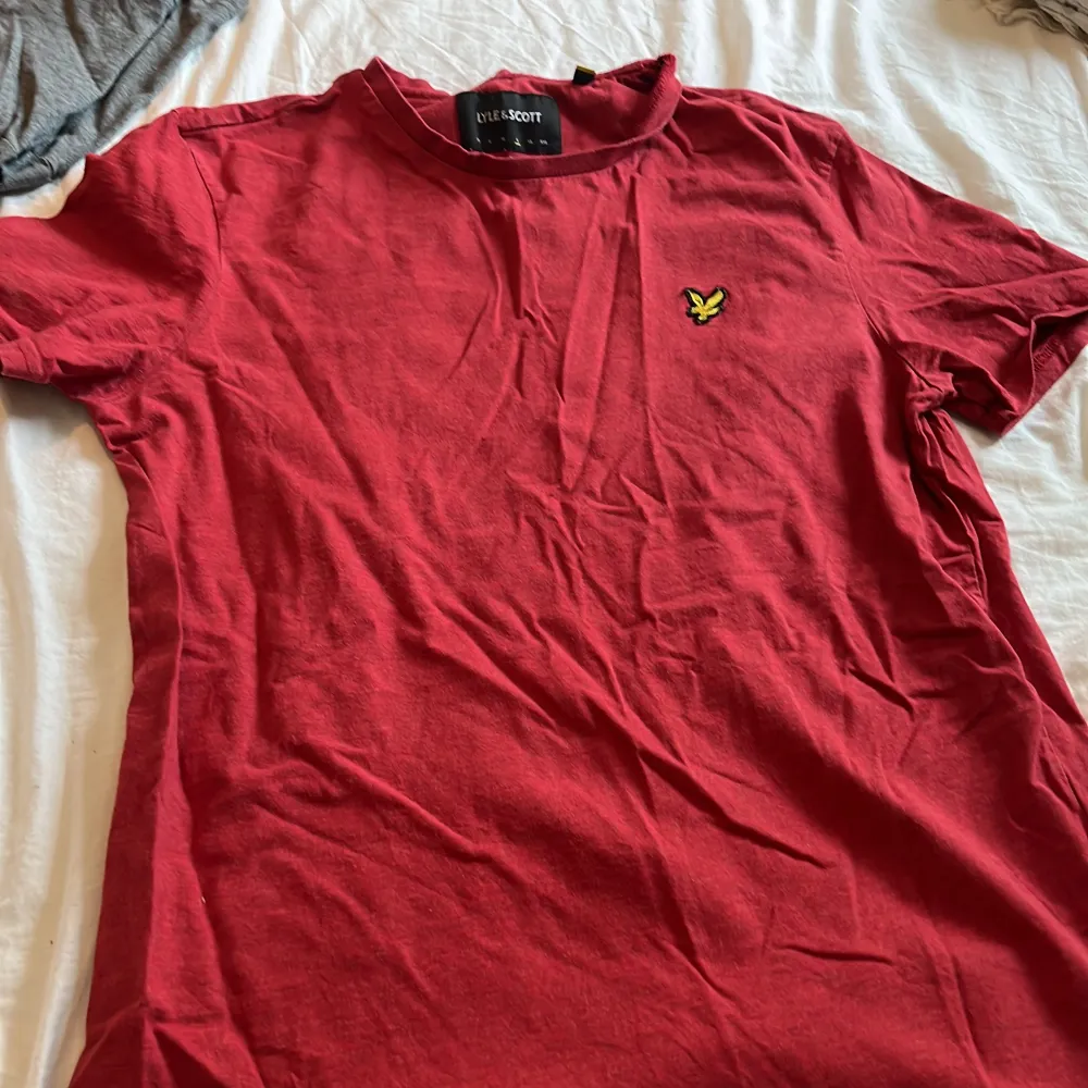 Röd. Lyle and Scott . T-shirts.