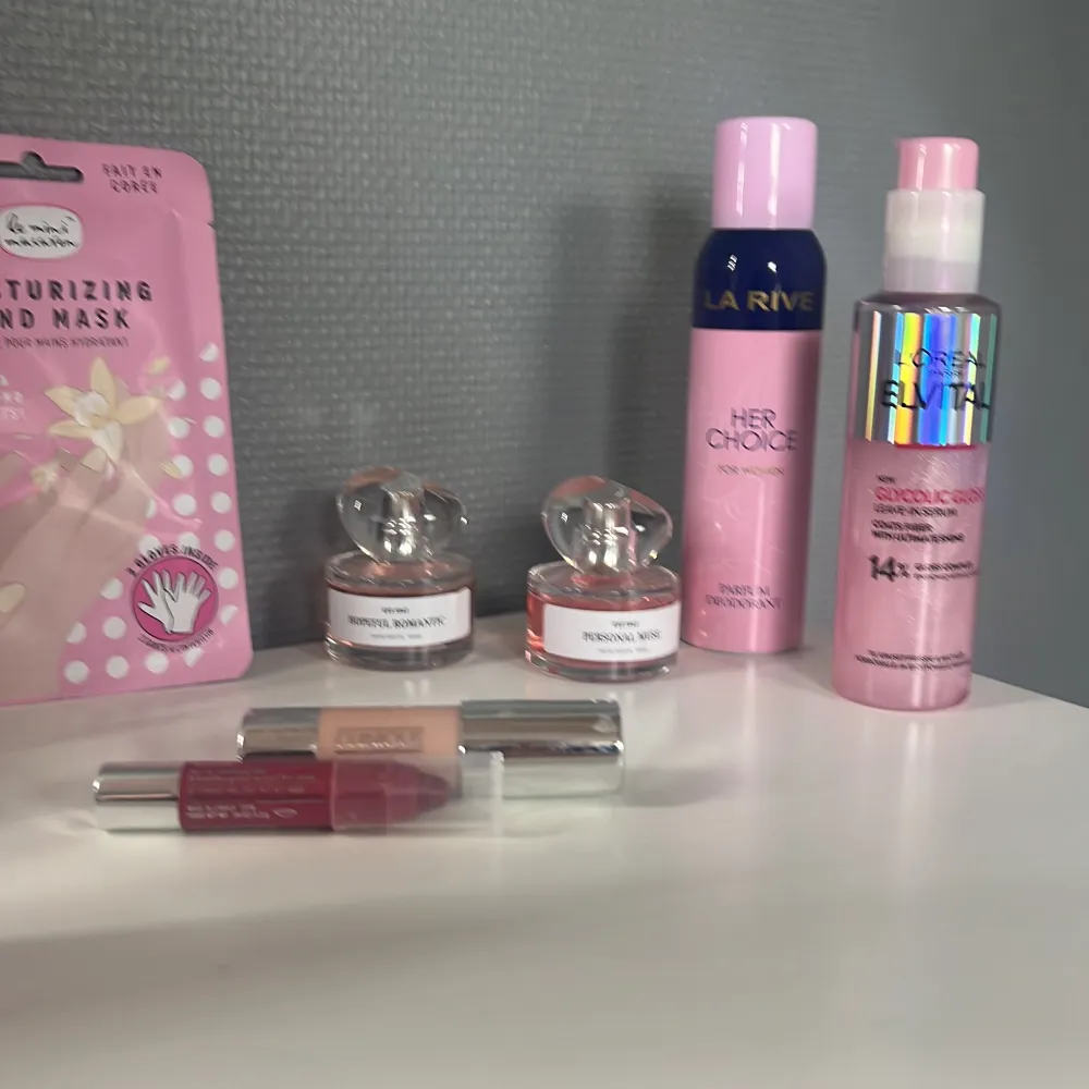 Inehåller:2 peel off mask(oöppnade) 1 sprej deo her choice(halva kvar) Loreal gloss serum(95% kvar) Hm parfymer 2 nästan fulla, Handmask vanilj oöppnad, highlighter & blush/lip stick från CLINIQUE använda men väldigt mkt kvar🩷. Skönhet.