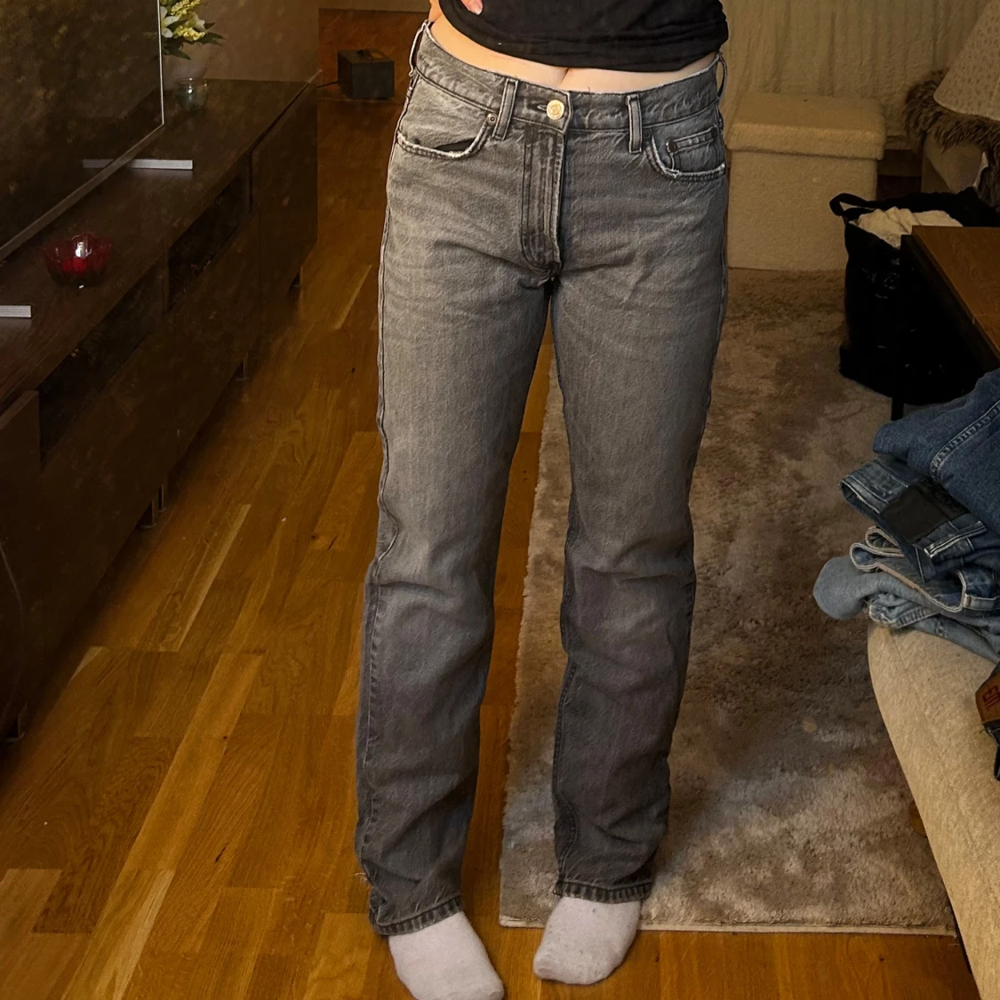 Grå jeans med rak passform