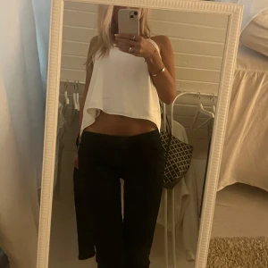 Fest topp - en superfin festtopp i satin och detalj i ryggen💘