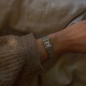 Silver klocka - Säljer min jätte fina silver klocka från ivy n rox, köpt på ur&penn, inga defekter! Box och extra delar medföljer!Köpt för ca 1000 kr, Skriv för fler frågor💕