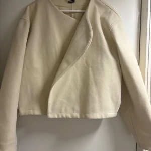 Filtjacka Gina Tricot - Beige, strl XL men passar en M&L utmärkt för en mer oversized look.   Sparsamt använd med en fläck bak i kragen, som går att tvätta bort. 