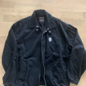 Tunn  jacka  - Mycket bra skick tunn  jacka från Pull&Bear i storlek S 