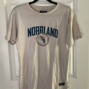 NORRLAND T-shirt - En Norrland t-shirt i storlek xs.