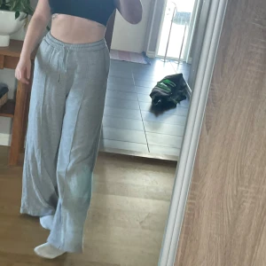 Mysbyxor rak modell - Mysbyxor i rak modell från ”IN THE STYLE”. Fickor på vardera sida samt sömmar längst framsidan av benen. Knytning samt resår i midjan.  Jag är 170cm för referens